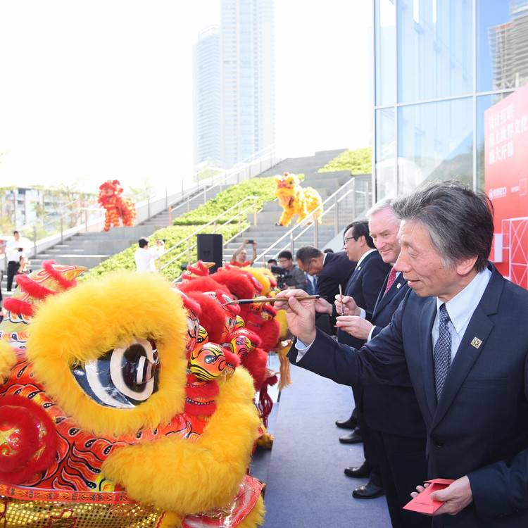 设计互联开幕现场，中央美术学院院长范迪安等嘉宾进行醒狮点睛仪式