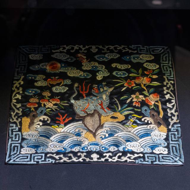 彩绣狮子方补