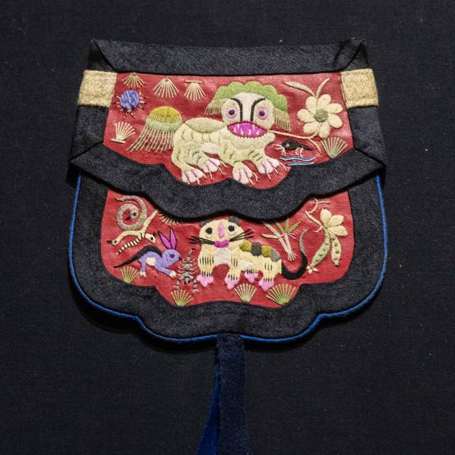 彩绣狮子荷包